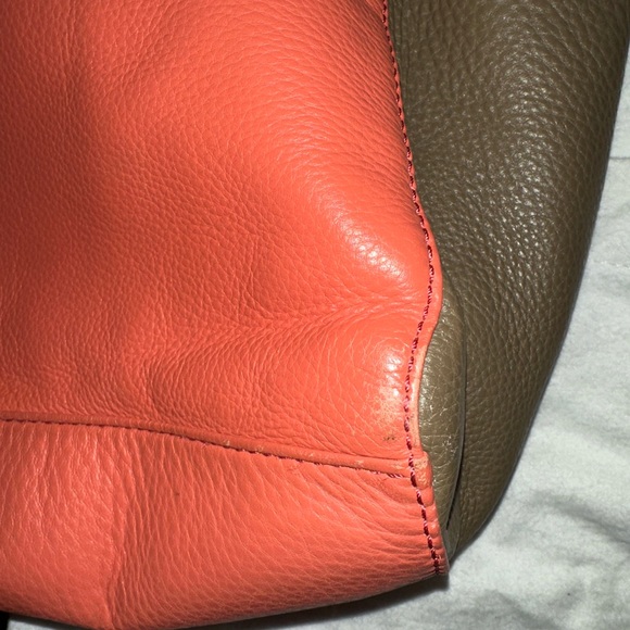 MARC by Marc Jacobs: Rose Two Tone Leather What's the T Tote Bag - Picture 9 of 14